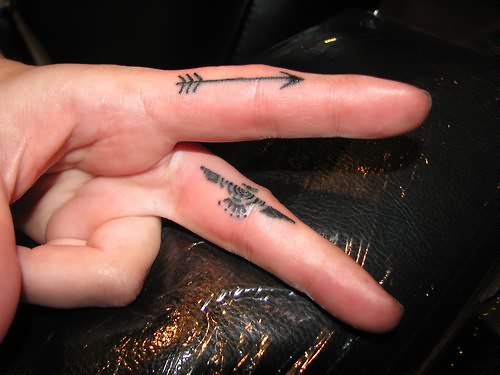 Finger arrow tattoo pattern